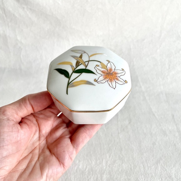 Vintage Japanese Octagonal Porcelain Trinket Box/w White Lily Design - Picture 8 of 15